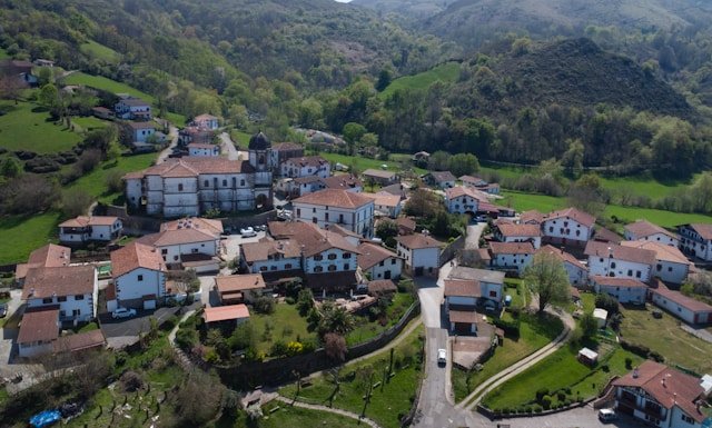 Pueblos de Navarra: del hayedo pirenaico al desierto