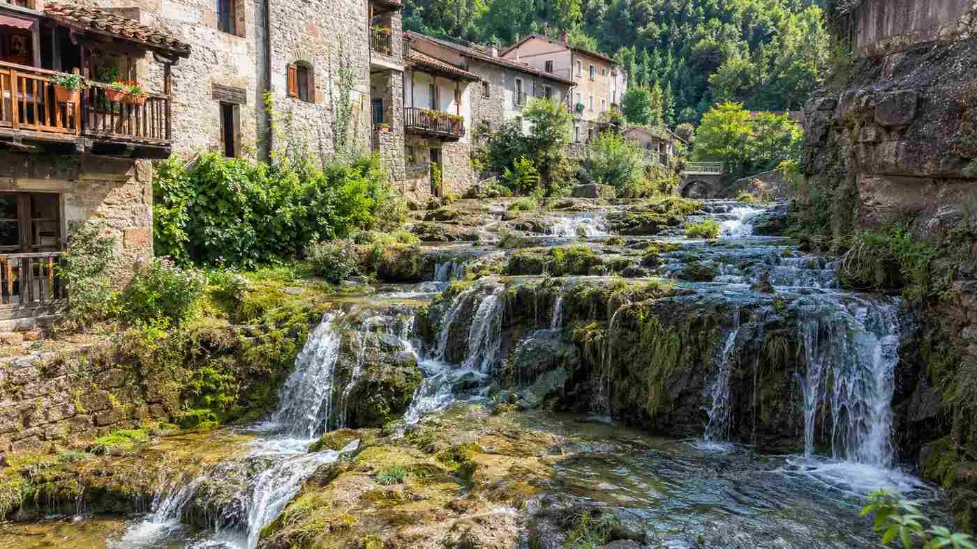 Cascada de Tobera: agua, ermita y puente en el mismo sitio