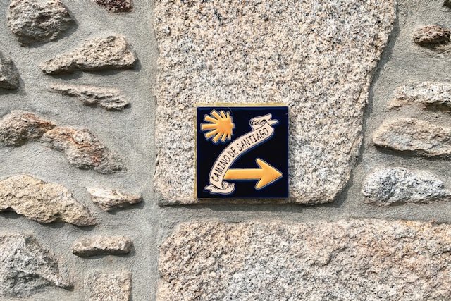 Flecha del Camino de Santiago: la idea de un cura gallego