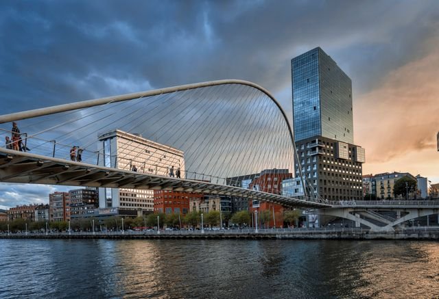 Bilbao, coste de vida y relaciones adultas: por qué el dinero se habla antes que nunca